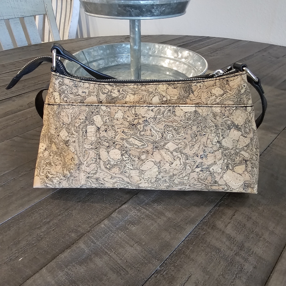 QUEORK Stylish Black and Tan Crossbody Bag - Picture 5 of 15